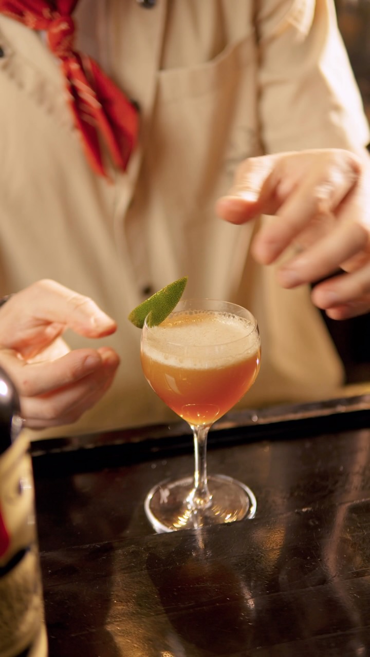 Bouquets are nice, but sometimes it needs an upgrade 🌼🍸
KAVALERO Daisy is fresh, smooth and surprisingly easy to make at home.
🍸 15 ml KAVALERO
🥃 30 ml light rum
🍋 15 ml lime juice
🍯 10 ml simple syrup
🌿 2 dashes Angostura Bitters
Shake with ice, strain into a cocktail coupette and garnish with a lime wedge. Alll done and ready for your sunny afternoon break.
#kavalero #kavaleroCoffeeLiqueur #madeinslovakia #cocktail