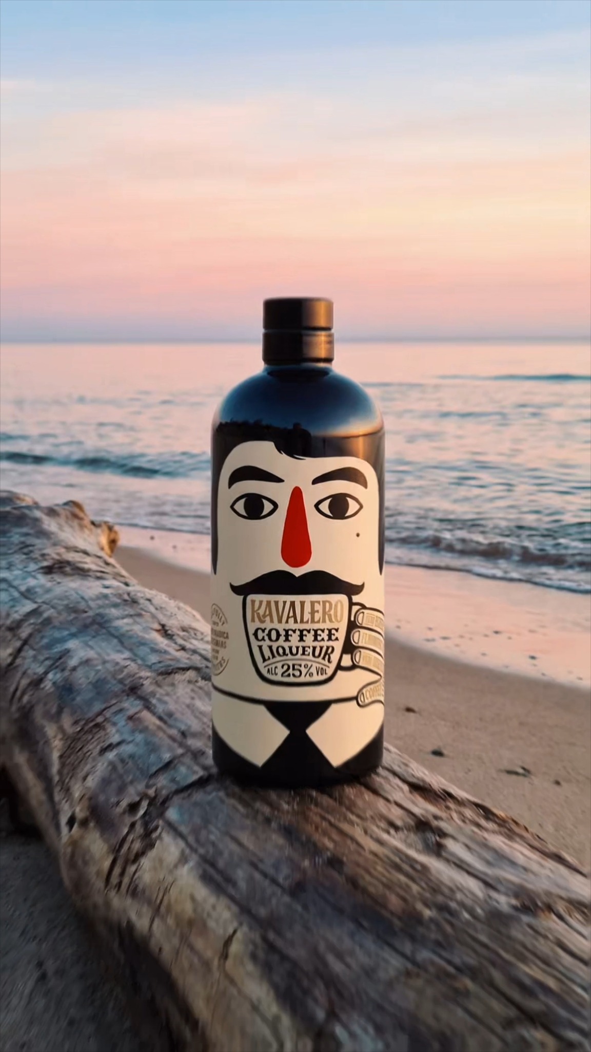 Autumn called. We didn't answer.
Too busy stealing a few more moments of summer bliss for you 🍸

KAVALERO. Because September can wait a little.

#kavalero #kavaleroCoffeeLiqueur #madeinslovakia